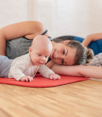 Rückbildungsgymnastik mit Baby